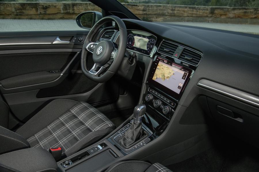 Интерьер Volkswagen Golf GTD Variant 2017 года  (WW) (фото 10 из 14)